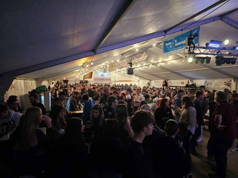 ... as well as in the evening the tent was full to bursting. (Bild: Sautanz Partie Mönchhof)