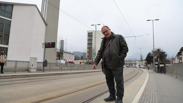 Gerhard Klausner zeigt die Stelle, an der er im Zuge der Attacke auf die Gleise stürzte. (Bild: Birbaumer Johanna)