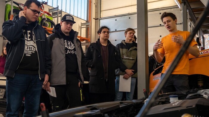 Luca Pröglhöf (right) gives the HTL students practical insights.