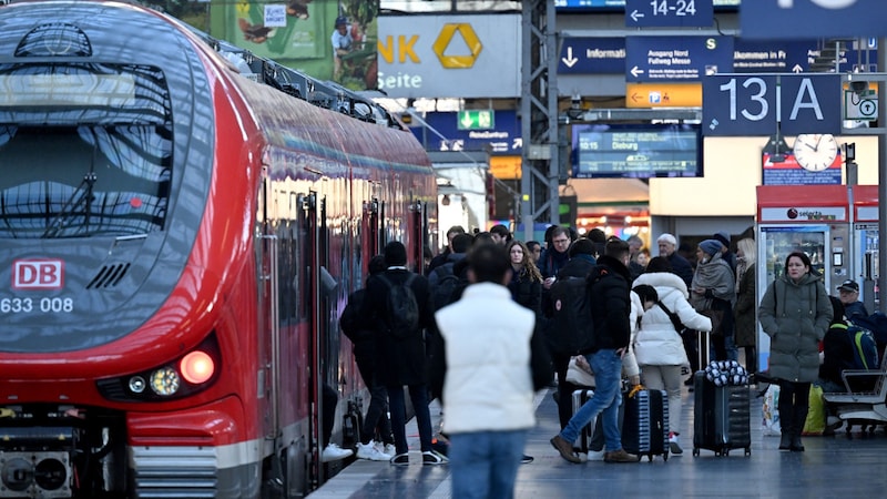 Die Lokführerinnen und Lokführer der Deutschen Bahn streiken am Dienstag wieder. (Bild: AFP)