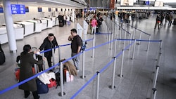 Nach einer ersten Einschätzung des Lufthansa-Konzerns sind an den beiden von Verdi avisierten Streiktagen Donnerstag und Freitag rund 200.000 Passagiere betroffen. (Bild: AFP)