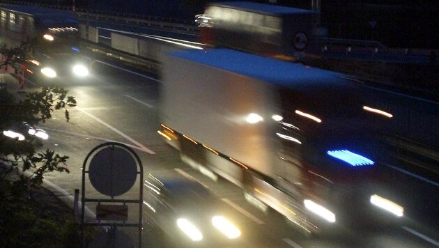 Trucks are banned from driving on Tyrol's highways at night. South Tyrol wants to change this, and the Transit Forum emphasizes its importance for local residents. (Bild: CHRISTOF BIRBAUMER)