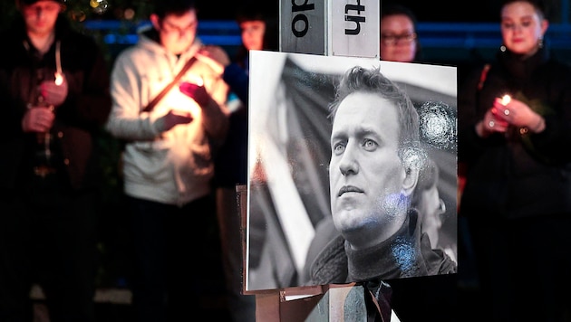 Vigil for the deceased opposition activist Alexei Navalny in the US city of Seattle (Bild: APA/AFP/Jason Redmond)