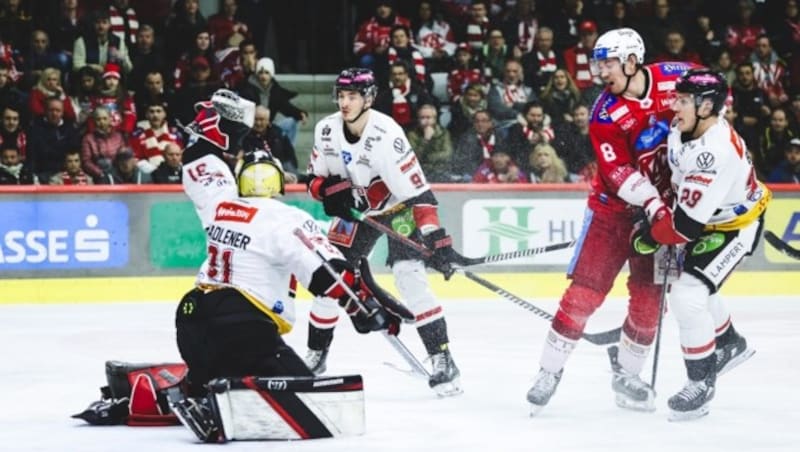 KAC-Ass Nick Petersen und Co. müssen Vorarlberg-Goalie Madlener bearbeiten. (Bild: GEPA pictures)