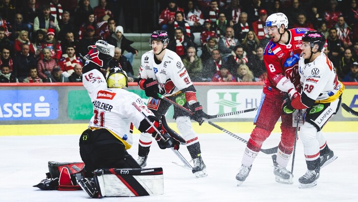KAC-Ass Nick Petersen und Co. müssen Vorarlberg-Goalie Madlener bearbeiten.