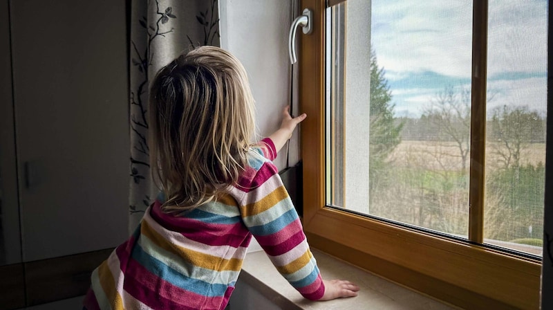 In Haushalten mit Kindern sollten Fenstergriffe unbedingt mit Schlüsseln absperrbar sein. (Bild: Scharinger Daniel)