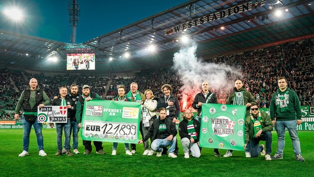 The Rapid family collected for a good cause. (Bild: SK Rapid)