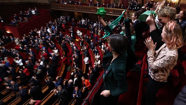 Als die Präsidentin der französischen Nationalversammlung das Ergebnis verkündete, brach Jubel aus. (Bild: APA/AFP/POOL/EMMANUEL DUNAND)