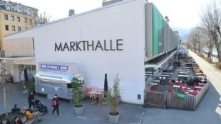 Cobra-Beamte und Drogenfahnder nahmen im Vorjahr auf der Terrasse der Innsbrucker Markthalle die drei Angeklagten fest. (Bild: Birbaumer Christof)