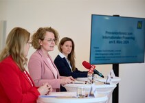Landesrätin Ulrike Königsberger-Ludwig, Landesrätin Christiane Teschl-Hofmeister und Elisabeth Cinatl (Bild: NLK Pfeiffer)