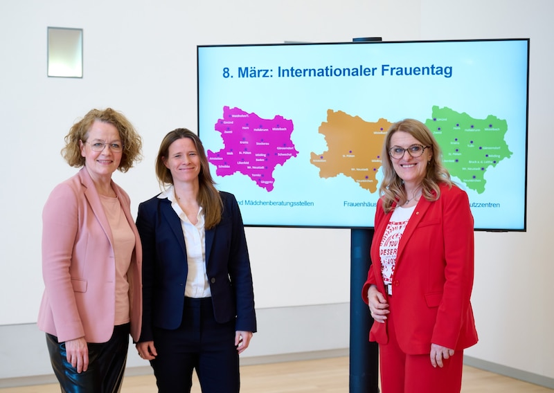 Landesrätin Christiane Teschl-Hofmeister, Elisabeth Cinatl und Landesrätin Ulrike Königsberger-Ludwig (Bild: NLK Pfeiffer)