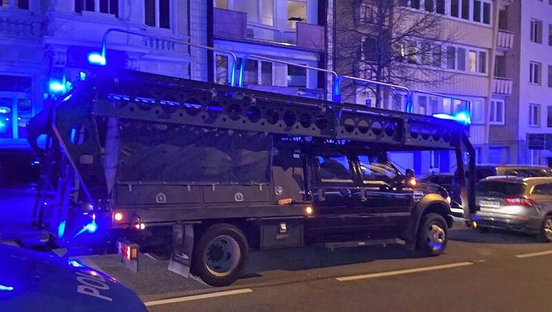 Die Polizei von Aachen ist mit schwerem Gerät aufgefahren. (Bild: Screenshot Glomex)