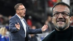 Fredi Bobic (r.) erinnert sich an einen kuriosen Moment unter Trainer Ralf Rangnick (l.). (Bild: APA/ROBERT JAEGER/AFP/INA FASSBENDER)