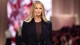 „The Body“ Elle MacPherson feierte ihr Laufsteg-Comeback: Das Topmodel schritt erstmals seit 14 Jahren wieder über den Catwalk. (Bild: EPA/Daniel Pockett)