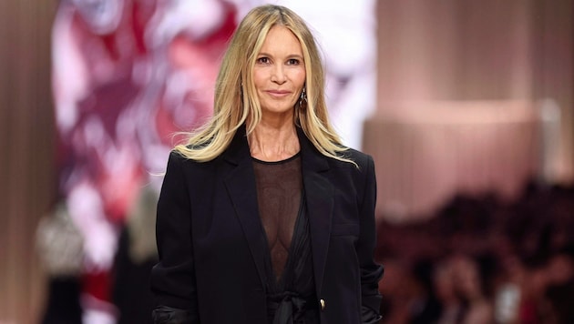 "The Body" Elle MacPherson celebrated her catwalk comeback: the top model walked the catwalk for the first time in 14 years. (Bild: EPA/Daniel Pockett)