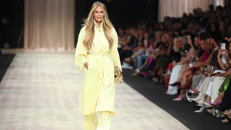 Elle MacPherson mostró en la pasarela creaciones de jóvenes marcas australianas. (Bild: EPA/Daniel Pockett)