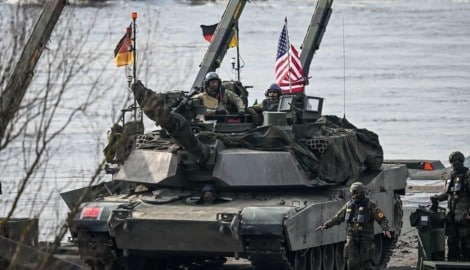 Panzerübung der NATO: Fahren sie bald aufeinander los? (Bild: AFP)