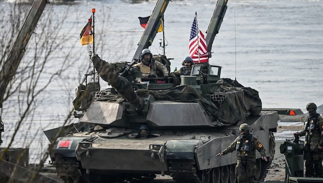 Panzerübung der NATO: Fahren sie bald aufeinander los? (Bild: AFP)