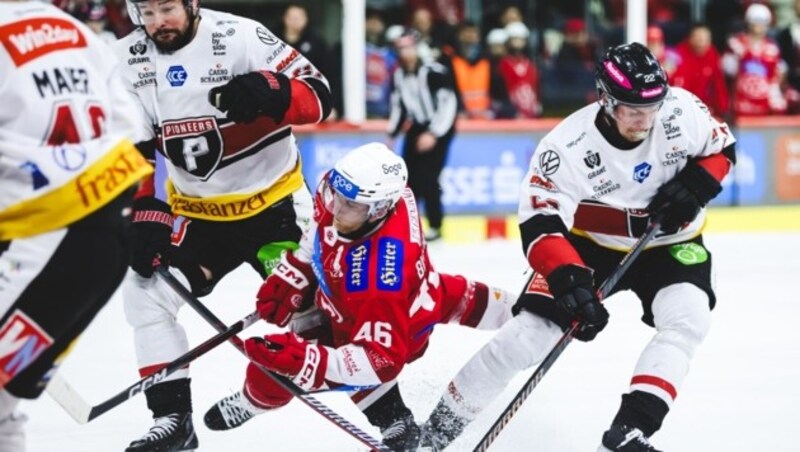 Patrick Spannring (l.) and Luca Erne (r.) are also challenged today to stop Johannes Bischofberger and the KAC. (Bild: GEPA pictures)