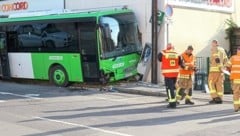 Der Bus krachte in die Hauswand und rammte auch einen Parkautomaten. (Bild: Christian Jauschowetz)