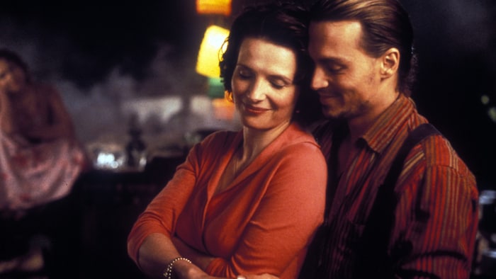 Juliette Binoche avec Johnny Depp dans "Chocolat".
