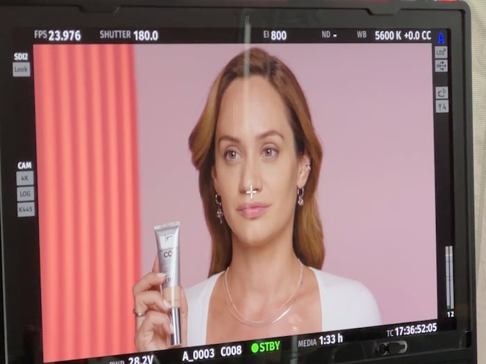 Sasa Schwarzjirg beim Dreh des Werbespots von iT Cosmetics