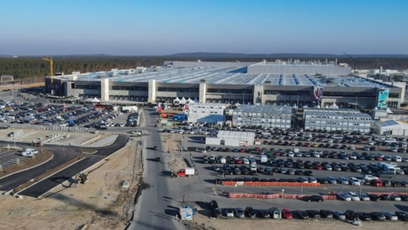 In der Megafabrik in Grünheide bei Berlin arbeiten mehr als 12.000 Mitarbeiter. (Bild: dpa-Zentralbild/Patrick Pleul)