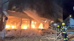 Der Löscheinsatz dauerte mehr als vier Stunden. (Bild: Feuerwehr Liezen-Stadt)