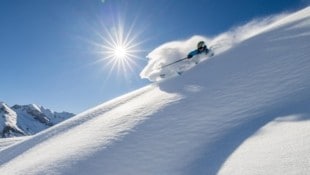 Beim Freeriden schwebt man regelrecht durch den tiefen Pulverschnee.  (Bild: monEpic_HR)