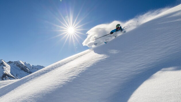 Beim Freeriden schwebt man regelrecht durch den tiefen Pulverschnee.  (Bild: monEpic_HR)