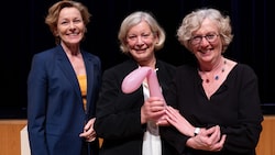 Die ehemalige SPÖ-Chefin Gabi Sprickler-Falschlunger (Mitte) spendete die 4000 Euro Preisgeld, die sie bei der Überreichung des ersten Vorarlberger Frauenpreises erhalten hatte. (Bild: ALEXANDRA_SERRA)