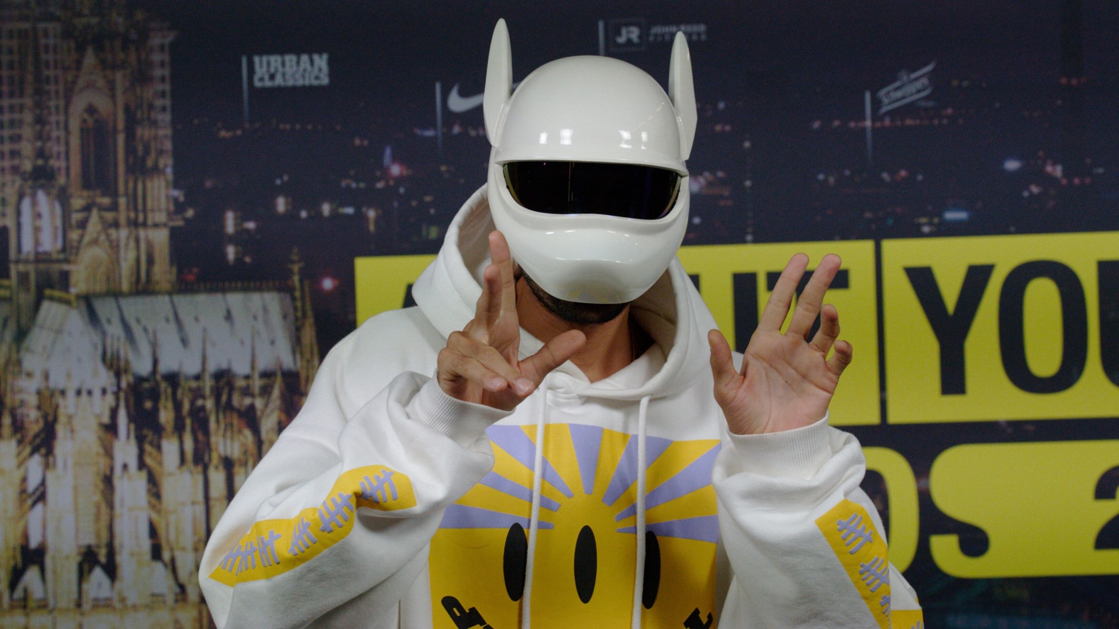  Foto zu Baumhaus mit Fun-Area - So traumhaft schön wohnt der Rapper Cro auf 