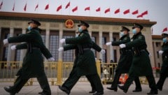 Chinesische Soldaten marschieren vor dem Nationalen Volkskongress in Peking. (Bild: ASSOCIATED PRESS)