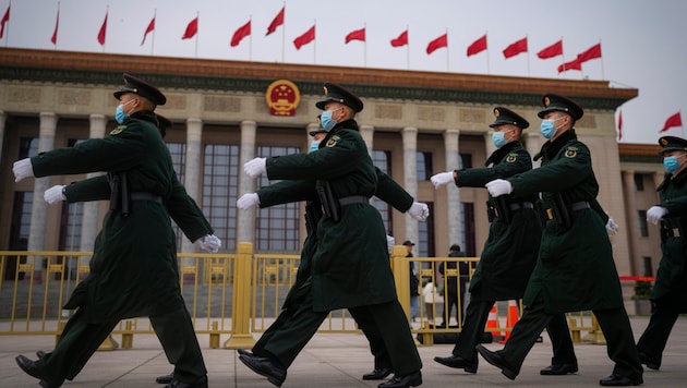 Chinese soldiers march in front of the National People's Congress in Beijing. (Bild: ASSOCIATED PRESS)