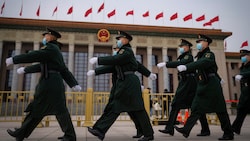 Chinesische Soldaten marschieren vor dem Nationalen Volkskongress in Peking. (Bild: ASSOCIATED PRESS)