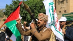 Ein Houthi-Kämpfer und Anhänger der Bewegung in der jemenitischen Hauptstadt Sanaa