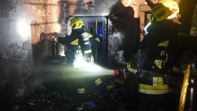 52 bomberos tuvieron que intervenir el lunes por la noche en Pitten. (Bild: EINSATZDOKU)