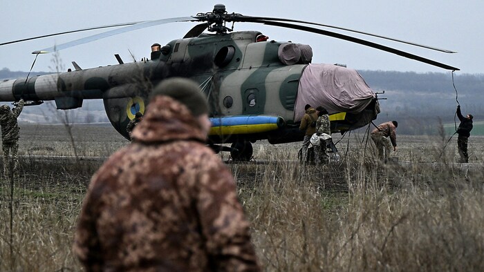 Ukrainische Soldaten bereiten einen Mi-8-Transporthubschrauber für einen Einsatz über Donezk ...
