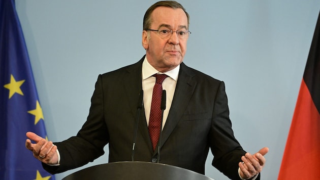 The German Minister of Defense presented the initial results of the investigation. (Bild: AFP)