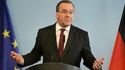 Der deutsche Verteidigungsminister stellte erste Ermittlungsergebnisse vor. (Bild: AFP)