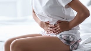 Bei Endometriose-Schmerzen hilft oft weder Schmerzmittel noch Wärmflasche (Bild: africa-studio.com (Olga Yastremska and Leonid Yastremskiy), stock.adobe.com / KroneMED)