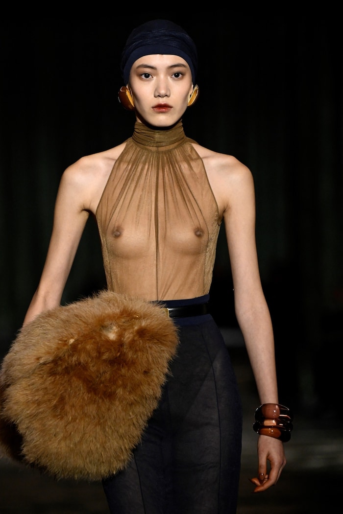 Saint Laurent pour le prêt-à-porter féminin automne-hiver 2024/2025