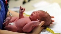 Anonyme Mütter geben ihr Neugeborenes an andere weiter – weil sie hoffen, dass es ihrem Baby dort besser geht. (Bild: BEVIS - stock.adobe.com)