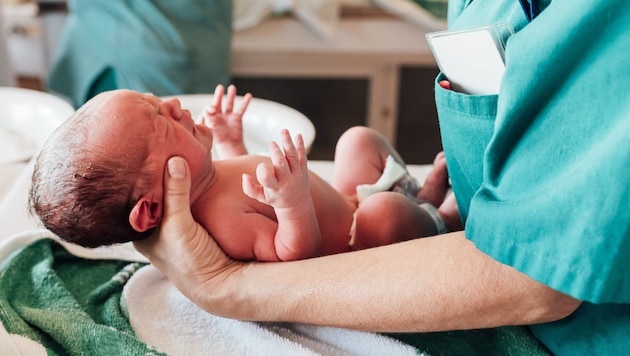 A healthy child is the wish of every mother - after a fatal home birth in the Hausruckviertel, the mother gave birth all alone, her daughter is severely disabled (Bild: MANUEL PUGA - stock.adobe.com)