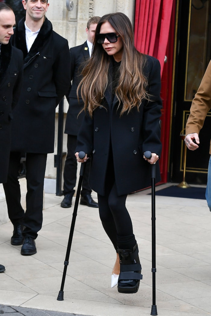 Kitten-Heels - ein absolutes Muss für Victoria Beckham. Auch mit Krücken!