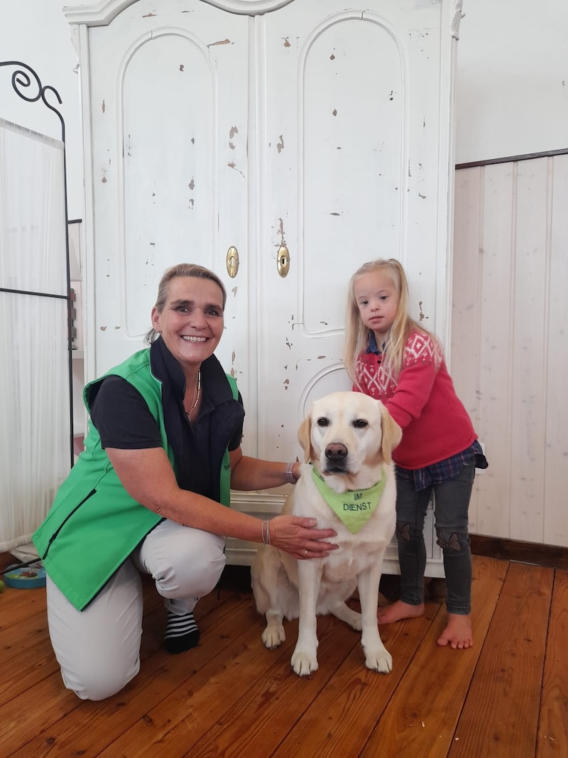 Sabine Oberhauser mit ihrer Hündin Rosie und der kleinen Sarah. (Bild: Oberhauser)