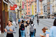 Die Grazer Herrengasse ist trotz einiger Leerstände die bekannteste Einkaufsmeile des Landes (Bild: Christian Jauschowetz)