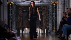 Krücken sind für Victoria Beckham kein Style-Killer. (Bild: APA/AFP/JULIEN DE ROSA)