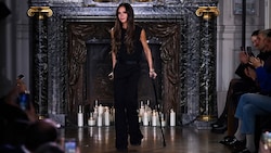 Krücken sind für Victoria Beckham kein Style-Killer. (Bild: APA/AFP/JULIEN DE ROSA)