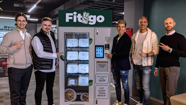 Julian Kolar (2nd from left) with his investors Philipp Kuibus, Florian Gschwandtner, Thomas Baldinger and Alexander Kolar (from left to right). (Bild: Fit to go)